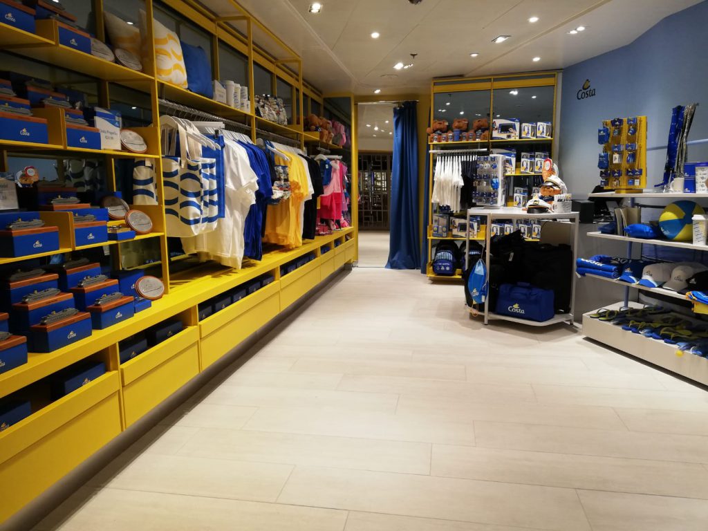 https://www.somecgruppo.com/wp-content/uploads/2021/10/Costa-Fortuna-Shops-02-1024x768.jpg